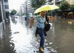 High rank cuban communist evaluate damages by rains in Las Tunas