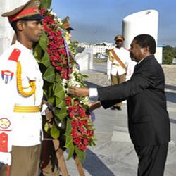 Vicepresidente tanzano rinde homenaje a heroes cubanos