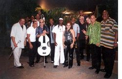 Thousands of Ecuadorian Dance with Cuban orchestra Van Van Thousands of Ecuadorian Dance with Cuban orchestra Van Van