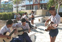 Contarán escuelas cubanas con nuevos instructores de arte