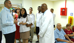 Elogia avances medicos de Cuba el primer ministro barbadense David John Howard Thompson