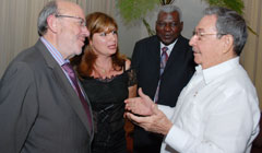 El presidente cubano Raul Castro sostuvo un encuentro con el Comisario Europeo Louis Michel 