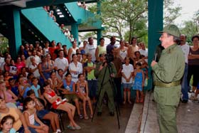 Visita el Presidente de los Consejos de Estado y de Ministros Raul a damnificados del huracan Paloma