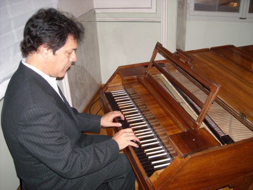 The cuban pianists Ulises Hernandez between human and divine
